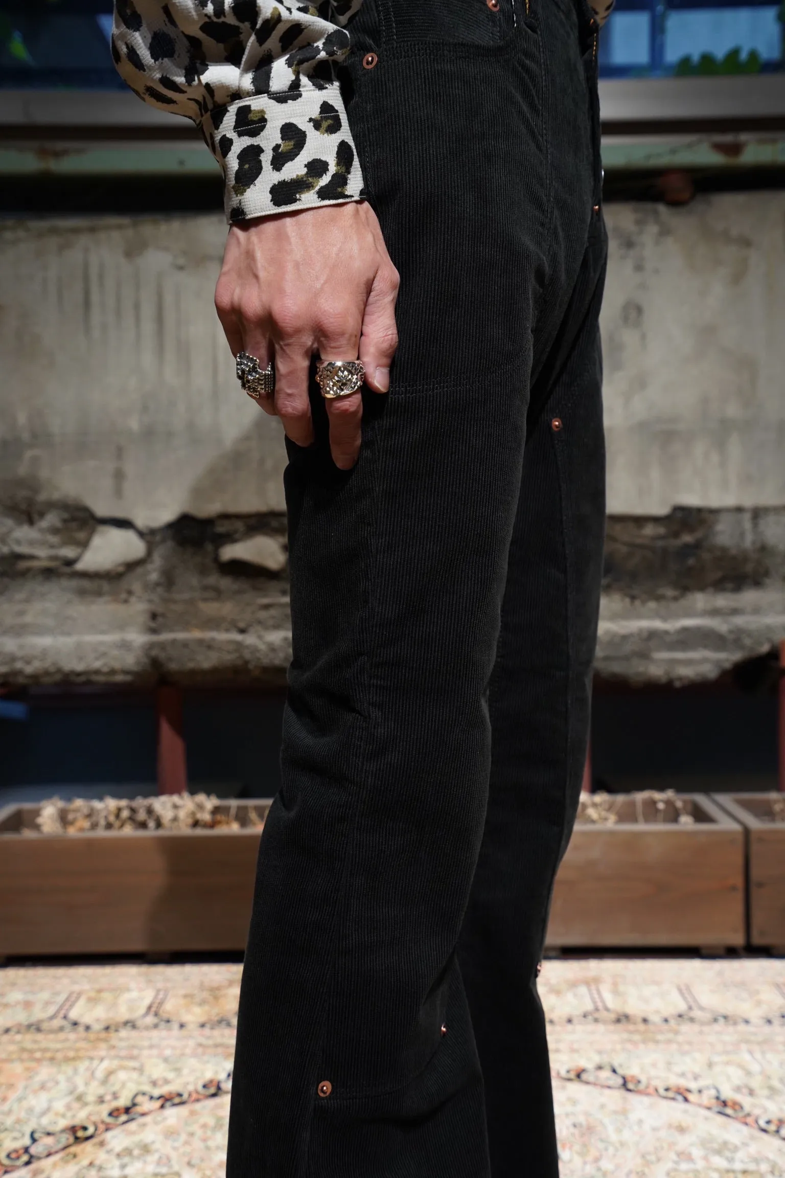 SUGARHILL CORDUROY BELL BOTTOM DEMIN PANTS (BLACK)