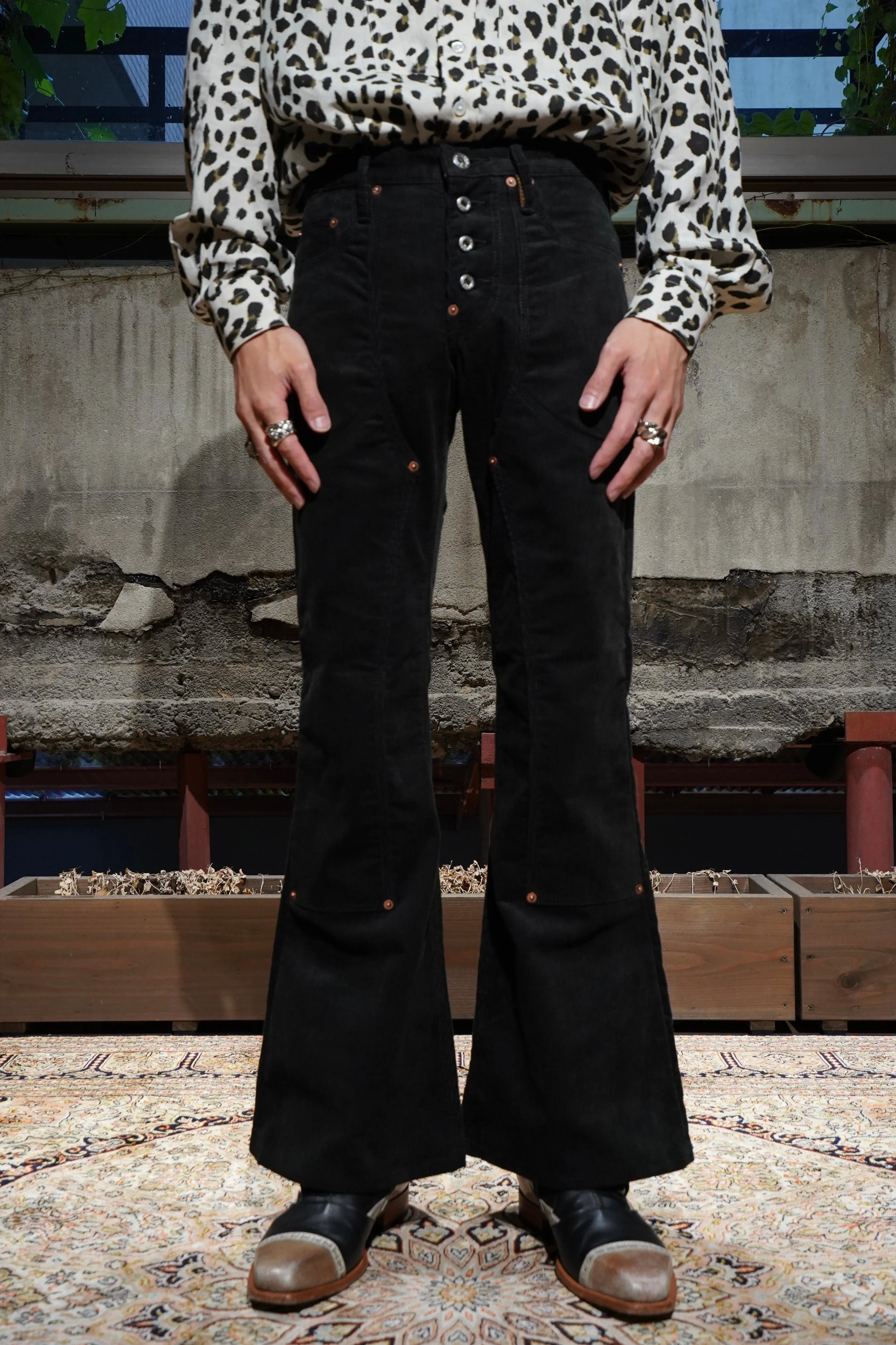 SUGARHILL CORDUROY BELL BOTTOM DEMIN PANTS (BLACK)
