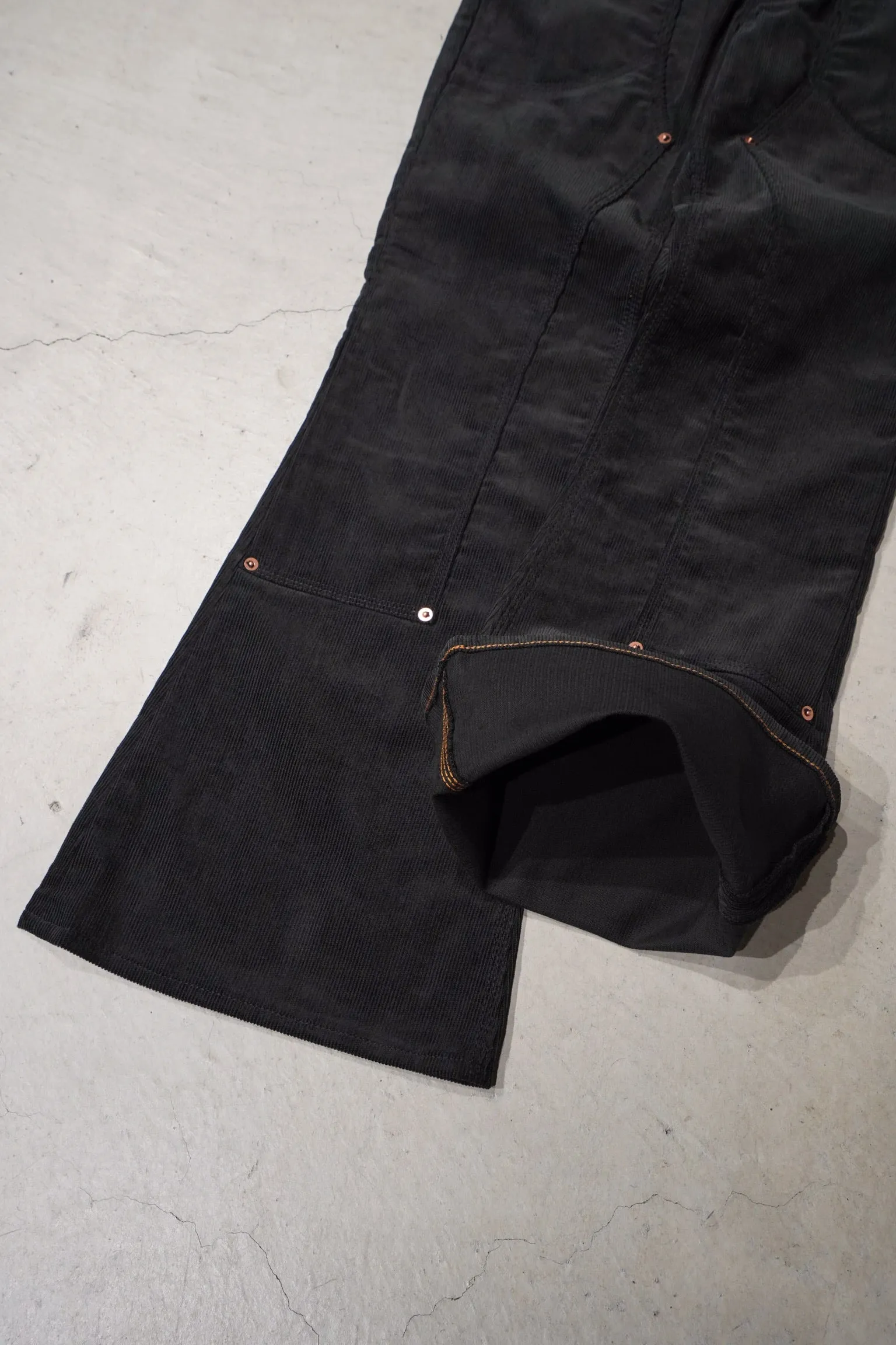 SUGARHILL CORDUROY BELL BOTTOM DEMIN PANTS (BLACK)